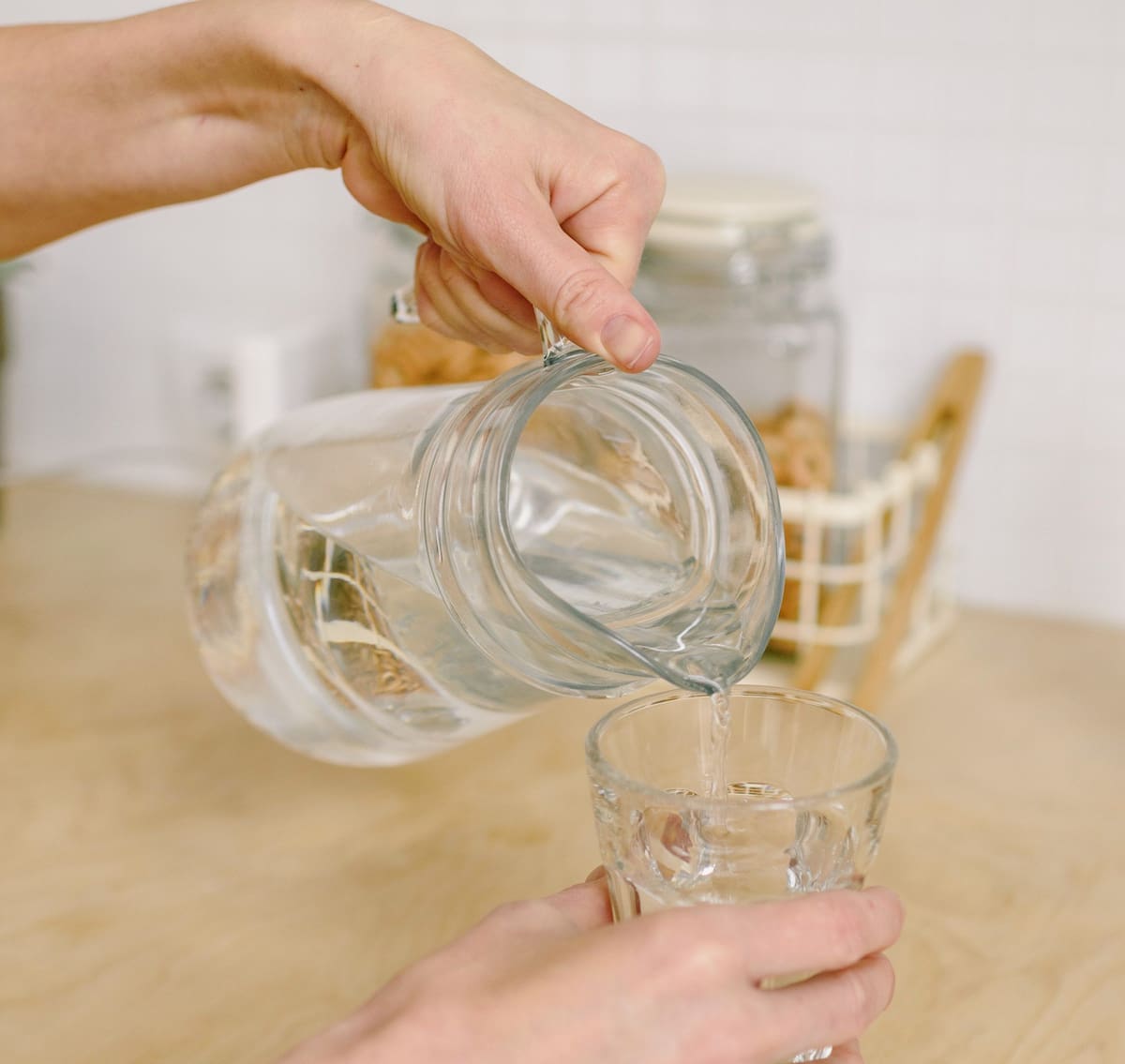 El cuerpo gasta una pequeña cantidad de energía para calentar el agua fría, un proceso relacionado con el metabolismo y el gasto calórico. Foto: Pexels