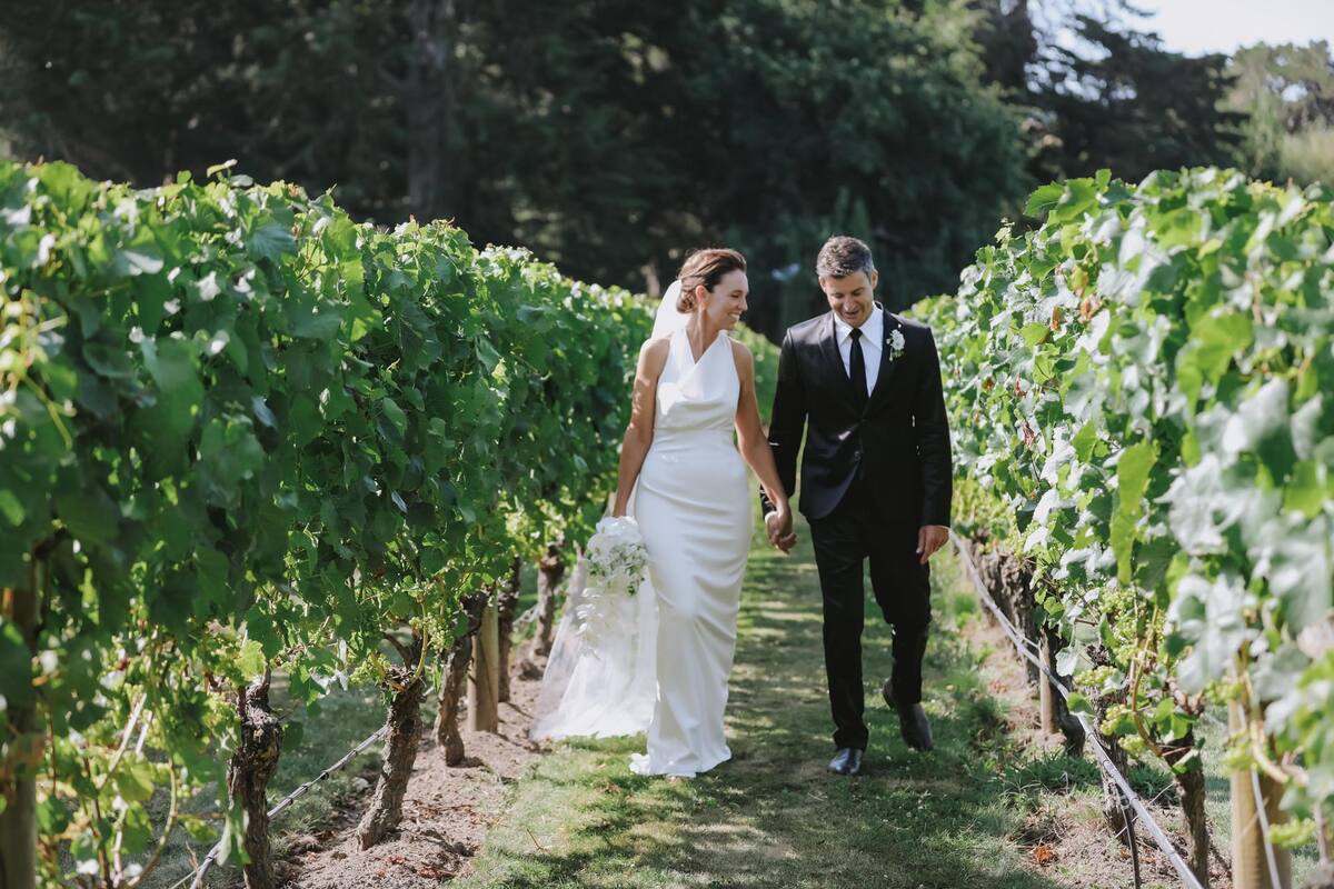 Ex primera ministra de Nueva Zelanda celebra su matrimonio con su compañero desde hace once años