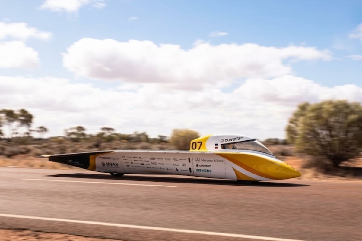 Estudiantes alemanes desarrollan un coche solar que recorrerá 3,028 kilómetros por Australia para competir en una carrera internacional