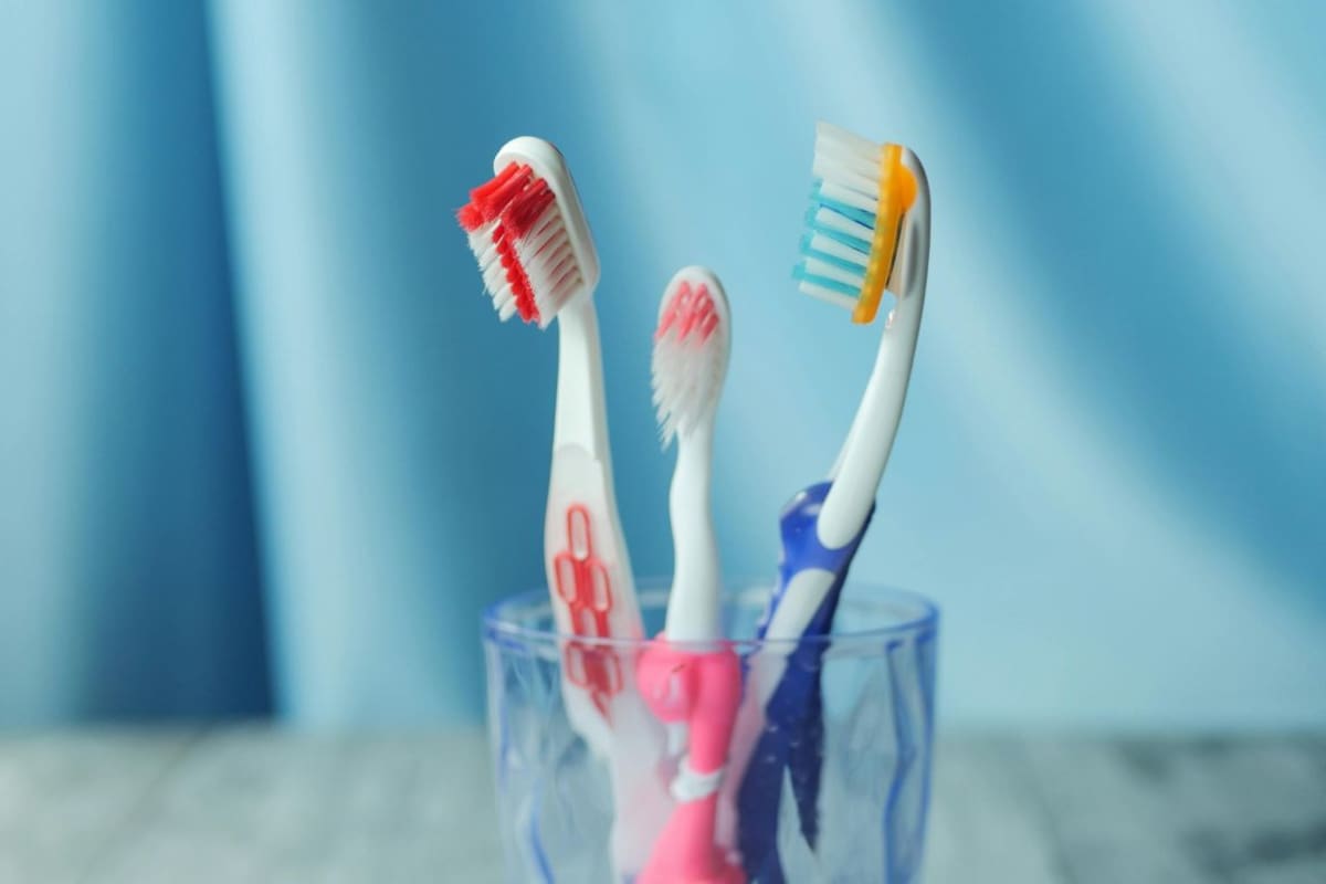 Cada cuánto debes cambiar tu cepillo de dientes, según expertos en salud bucal, y las señales que indican que ya no limpia correctamente