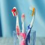 Cada cuánto debes cambiar tu cepillo de dientes, según expertos en salud bucal, y las señales que indican que ya no limpia correctamente