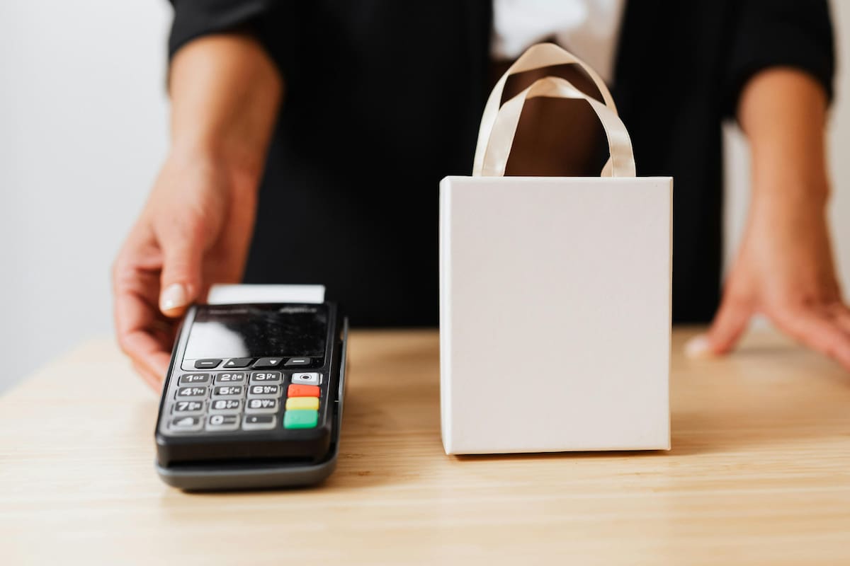 Despiden a cajera con 30 años de servicio por no pagar un detergente de 20 pesos