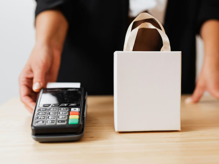 Despiden a cajera con 30 años de servicio por no pagar un detergente de 20 pesos