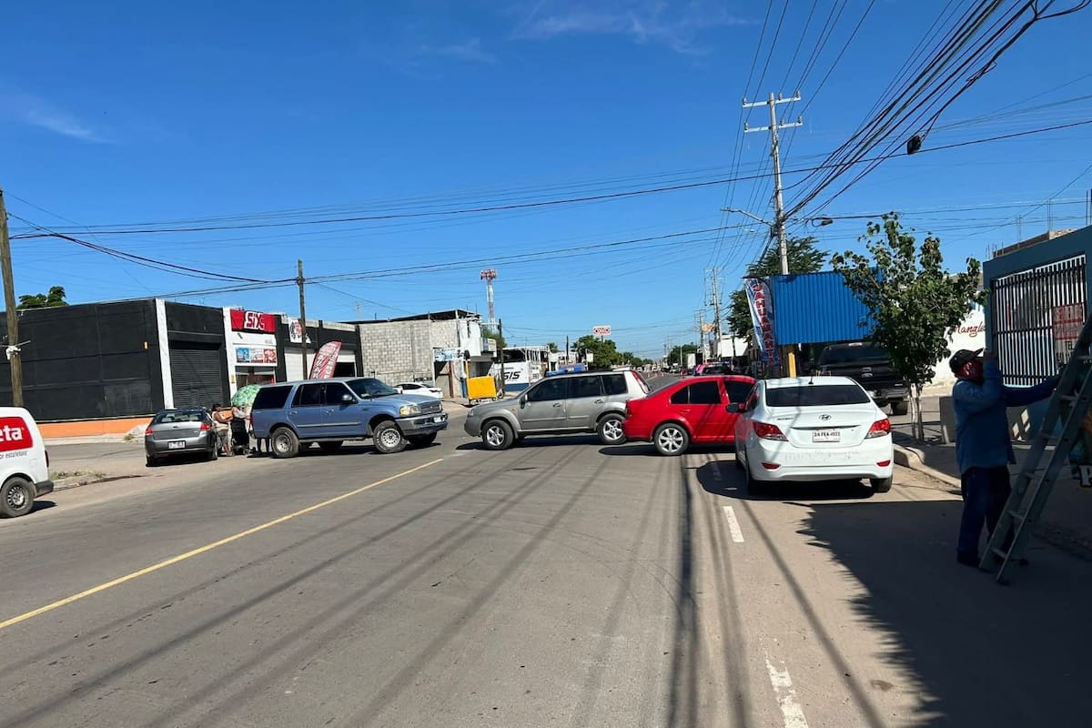 Vecinos de la Nueva Palmira en Ciudad Obregón bloquean calle en exigencia de atención a drenajes colapsados
