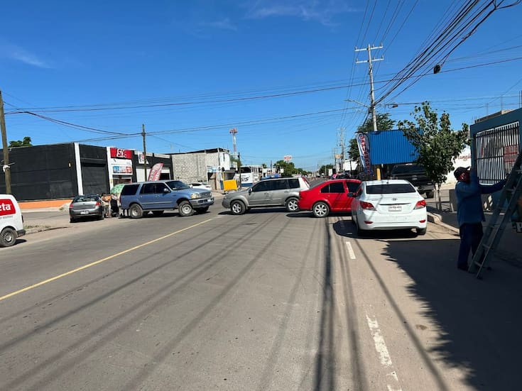Vecinos de la Nueva Palmira en Ciudad Obregón bloquean calle en exigencia de atención a drenajes colapsados
