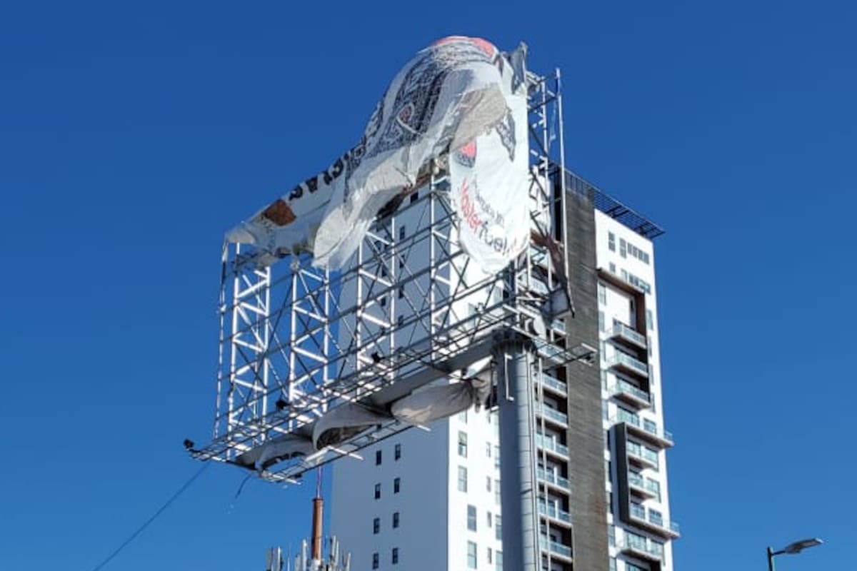 Fuertes vientos en Hermosillo provocan caída de lonas y daños en estructuras