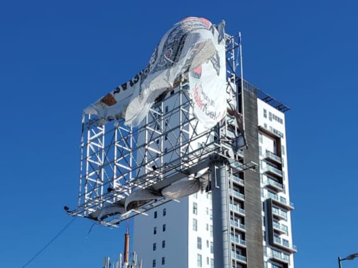 Fuertes vientos en Hermosillo provocan caída de lonas y daños en estructuras