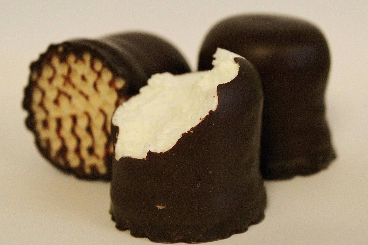 Encuentran un dulce en un vestido de 118 años de antigüedad