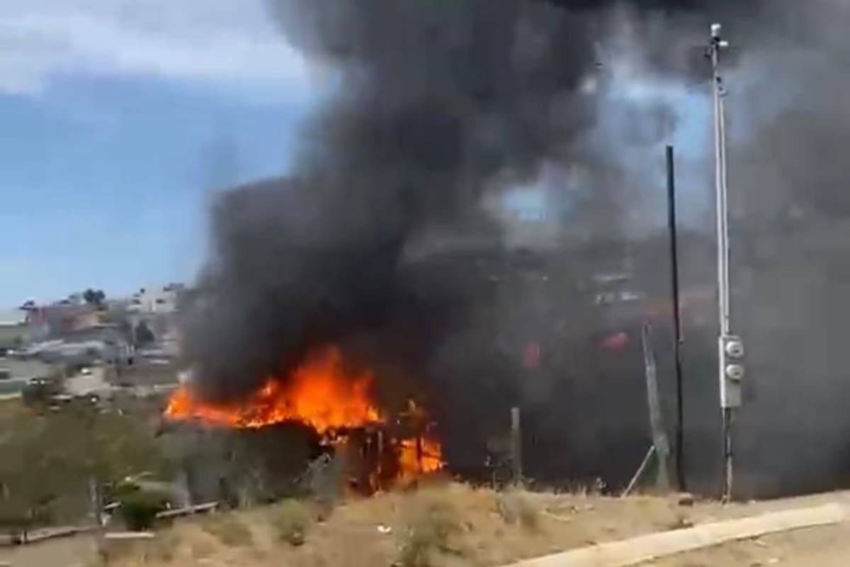 Incendio consume casa de madera en Rosarito; no hubo lesionados