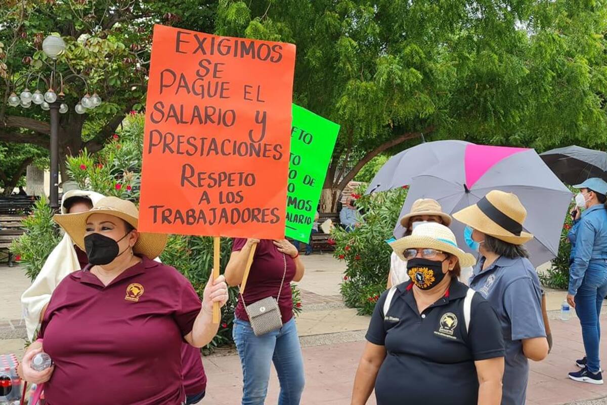 Maestros de Conalep salen a las calles a protestar por retención de dos quincenas de su salario