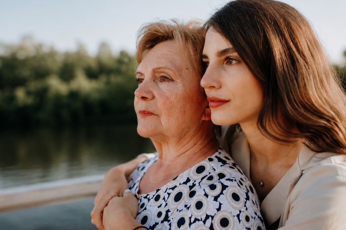 La crianza exigente y los roles de cuidado de los años 60 y 70 habituaron a las mujeres mayores de 50 años a silenciar su agotamiento, una estructura de autosuficiencia obligada que hoy las familias deben comprender para ayudarlas a transicionar hacia un autocuidado libre de culpas