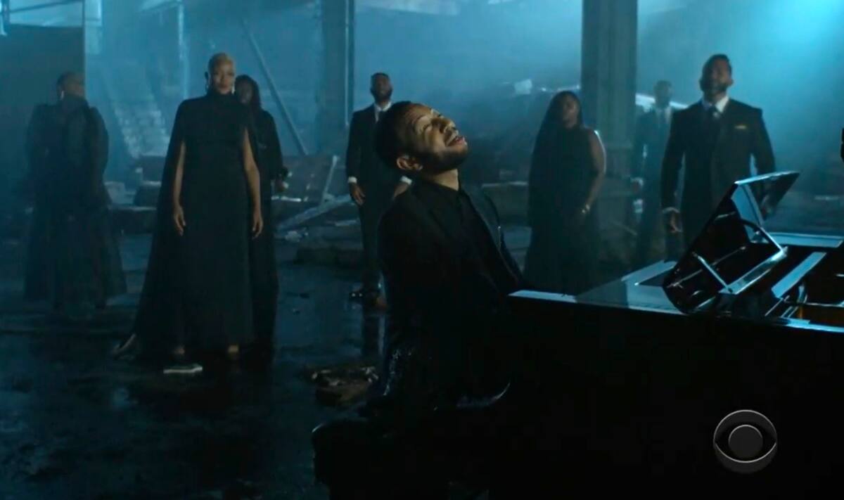 En esta imagen capturada de video emitida el domingo 28 de junio de 2020 por BET, John Legend canta en la ceremonia virtual de los Premios BET. (BET vía AP)