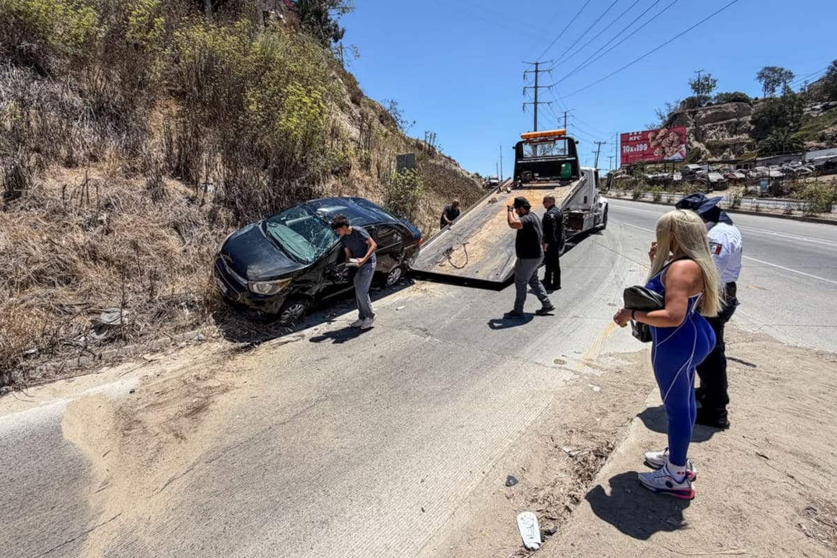 Vuelca automóvil tras choque en el libramiento Rosas Magallón; no hubo lesionados