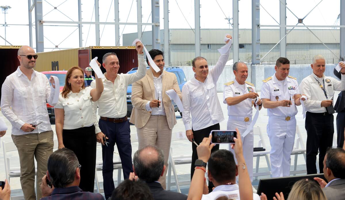 El gobernador de Sonora, Alfonso Durazo Montaño, junto con autoridades invitadas y directivos de la Planta Ford, inauguran el primer embarque de vehículos Ford como plan piloto que saldrá del puerto de Guaymas a Lázaro Cárdenas, Michoacán. FOTO: JULIÁN ORTEGA