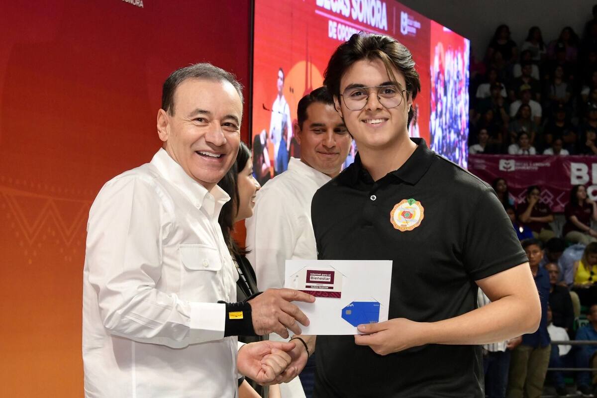 Entrega Gobernador Durazo más de 3 mil tarjetas con Internet gratuito y becas para alumnos