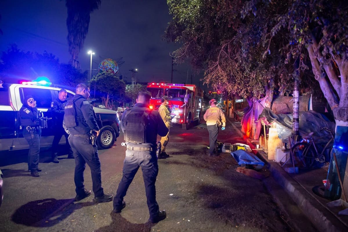 El cuerpo fue encontrado sobre la avenida Melchor Ocampo, en la Zona Centro; la causa de la muerte será determinada por la Fiscalía. Foto: Border Zoom