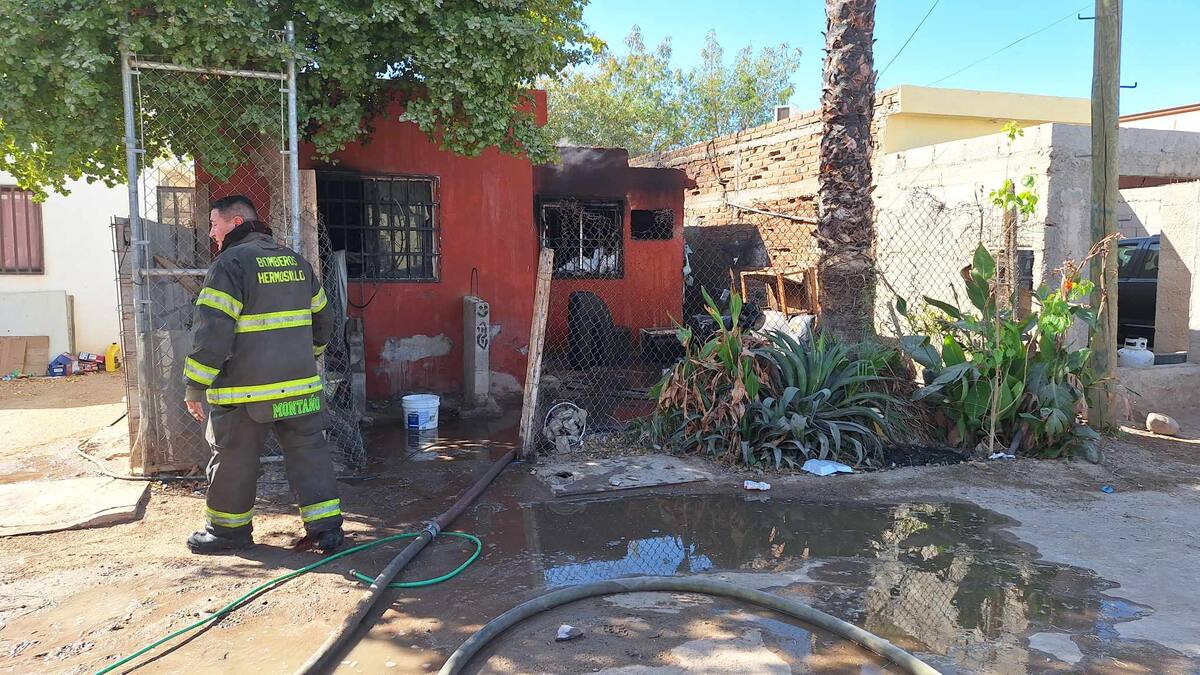 Incendio consume vivienda en la colonia Luis Donaldo Colosio