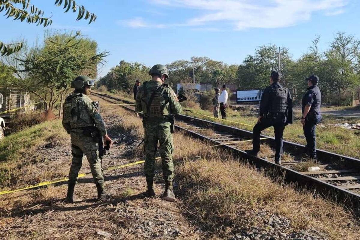 Mueren dos hombres arrollados por trenes de carga en Sinaloa