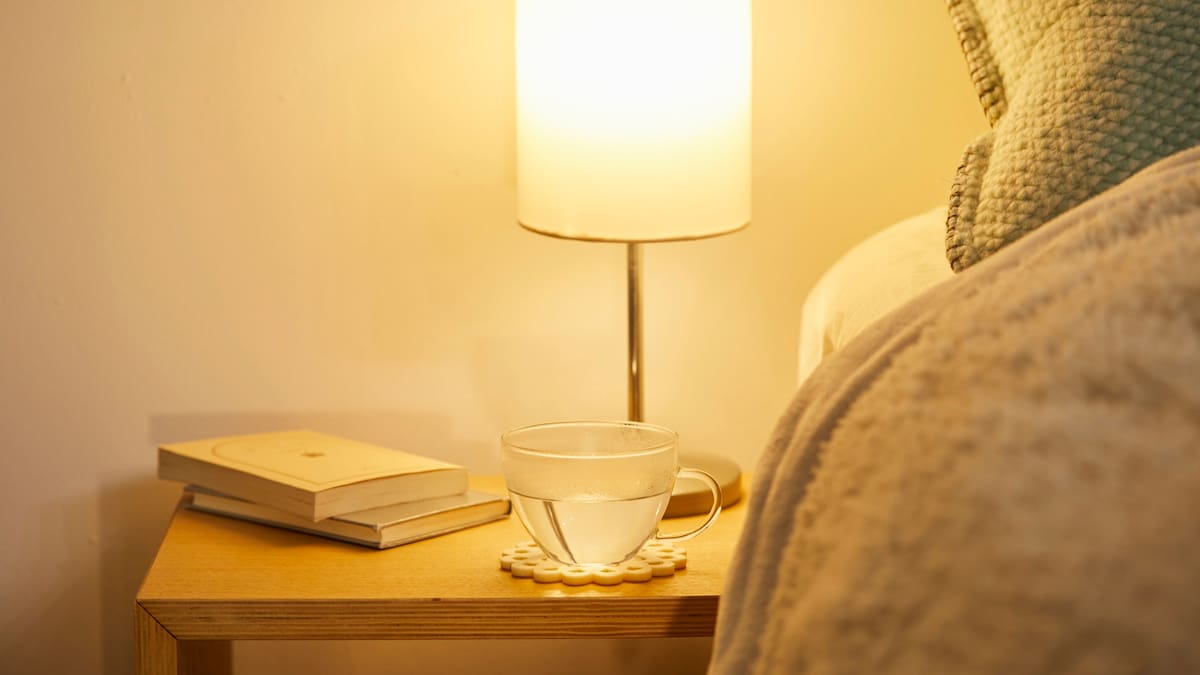 Los dispositivos electrónicos cerca de la cama pueden despertar o distraer por las luces y sonidos que emiten.