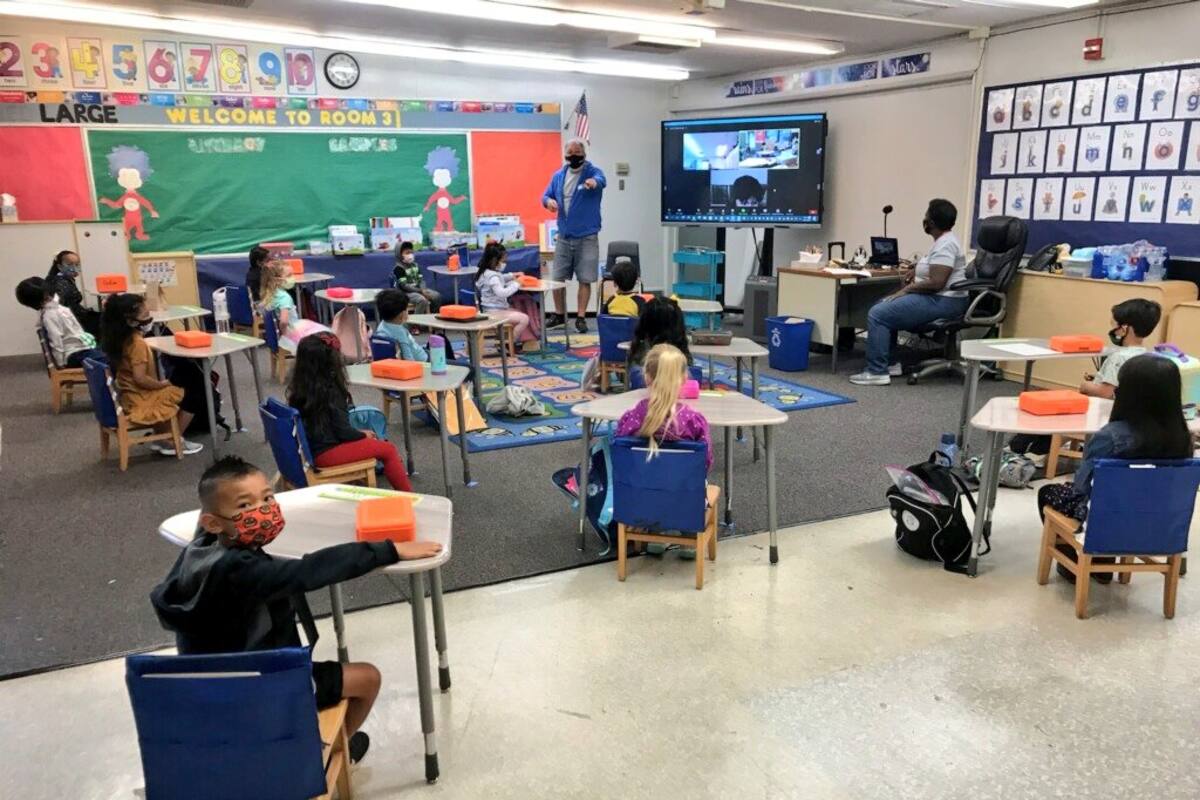 Miles de estudiantes vuelven a las aulas en escuelas de San Diego