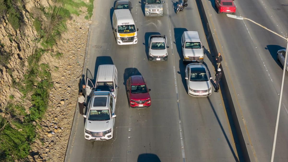 Dos accidentes consecutivos involucraron a cuatro vehículos y provocaron intenso tráfico en la salida de Playas de Tijuana. Foto: Border Zoom