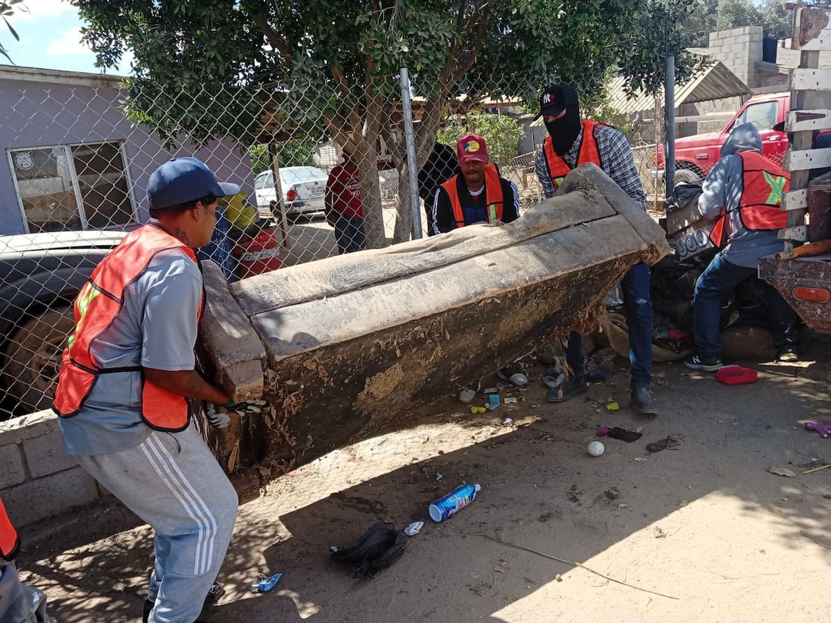 Personal de salud y autoridades municipales llevan a cabo acciones de retiro de cacharros y orientación preventiva en distintas colonias del municipio. Foto. Cortesía