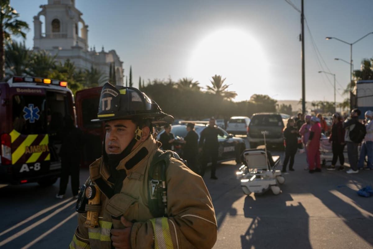 El fuego inició en el área de motores de aire acondicionado y generó la evacuación de personal, pacientes y visitantes. Foto: Border Zoom