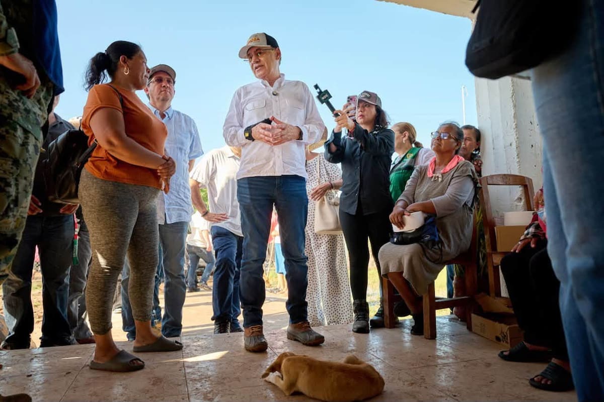 Alfonso Durazo recorre comunidades afectadas por el huracán Polo en Sonora y supervisa la entrega de agua y víveres, así como la reparación de caminos e infraestructura