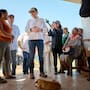 Alfonso Durazo recorre comunidades afectadas por el huracán Polo en Sonora y supervisa la entrega de agua y víveres, así como la reparación de caminos e infraestructura