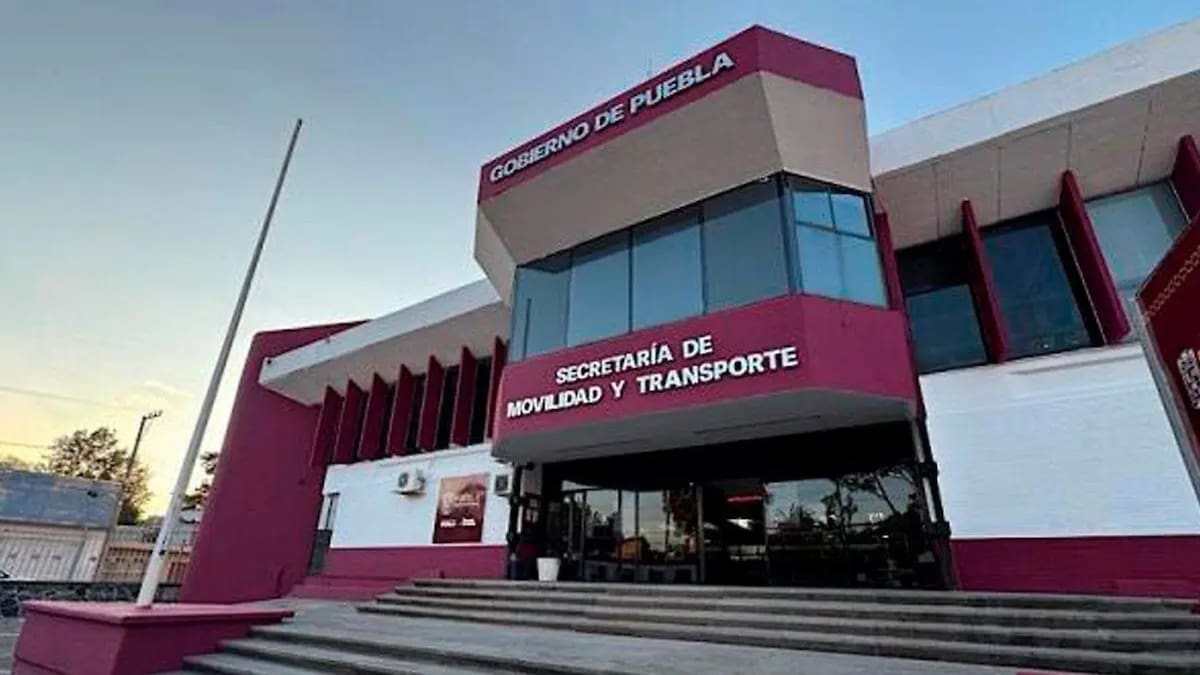 Los trabajadores señalaron presuntos cobros indebidos y condiciones laborales irregulares, mientras la dependencia afirmó que investigará conforme a la ley. Foto: Gobierno de Puebla