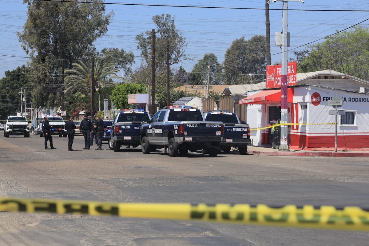 Asesinan a dos hombres dentro de una frutería de la colonia Castillo
