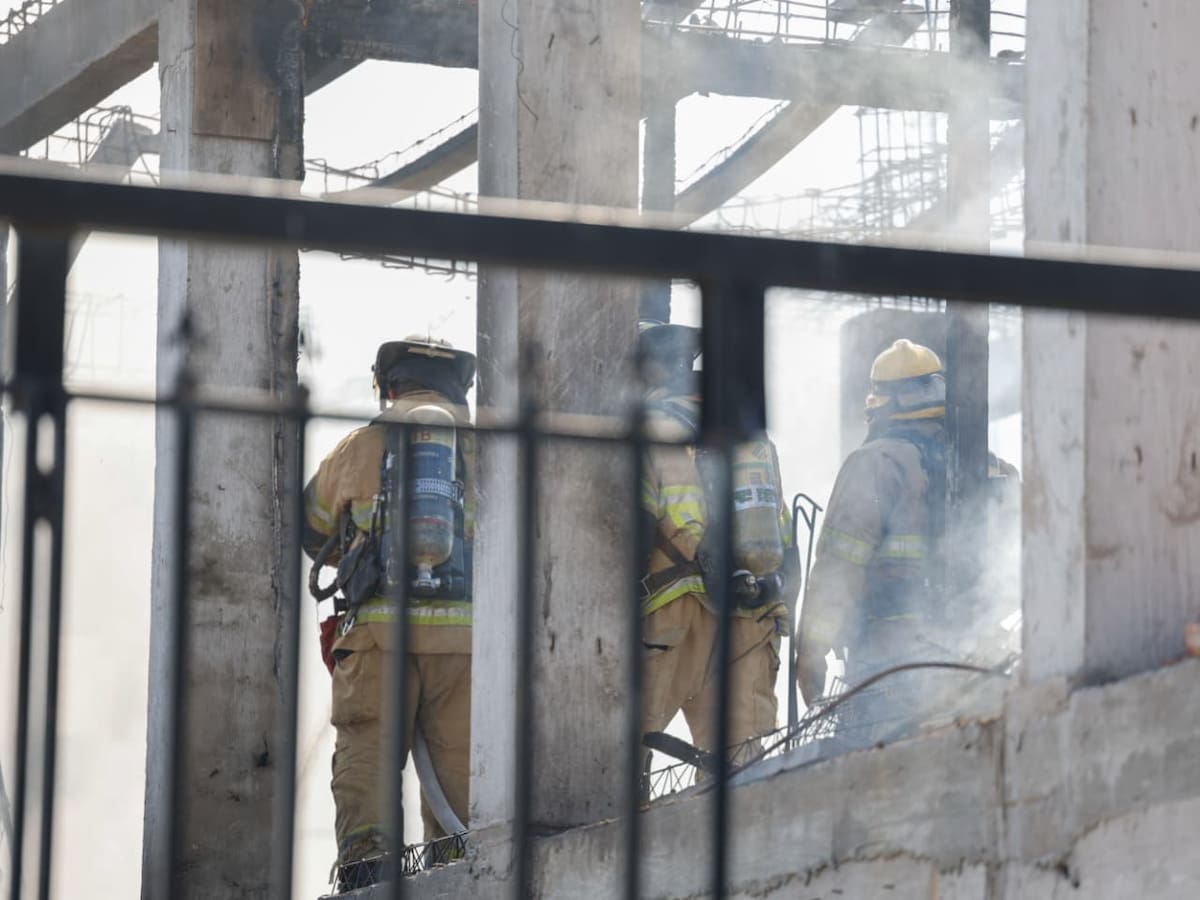 El fuego consumió una casa de dos pisos y fue controlado por Bomberos antes de alcanzar una vivienda aledaña. Foto: Johnny Morales