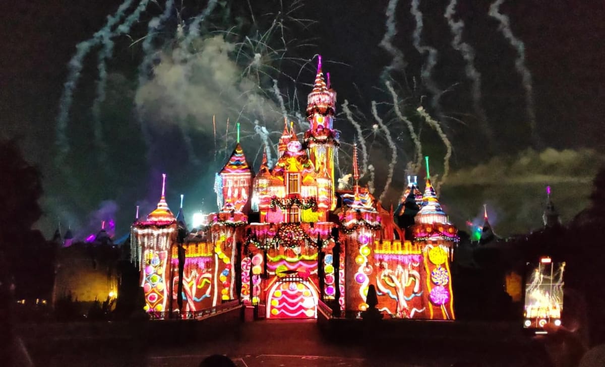 Los colores rojo y verde cubrieron el cielo del parque temático con el show de fuegos artificiales que deslumbraron a los presentes.