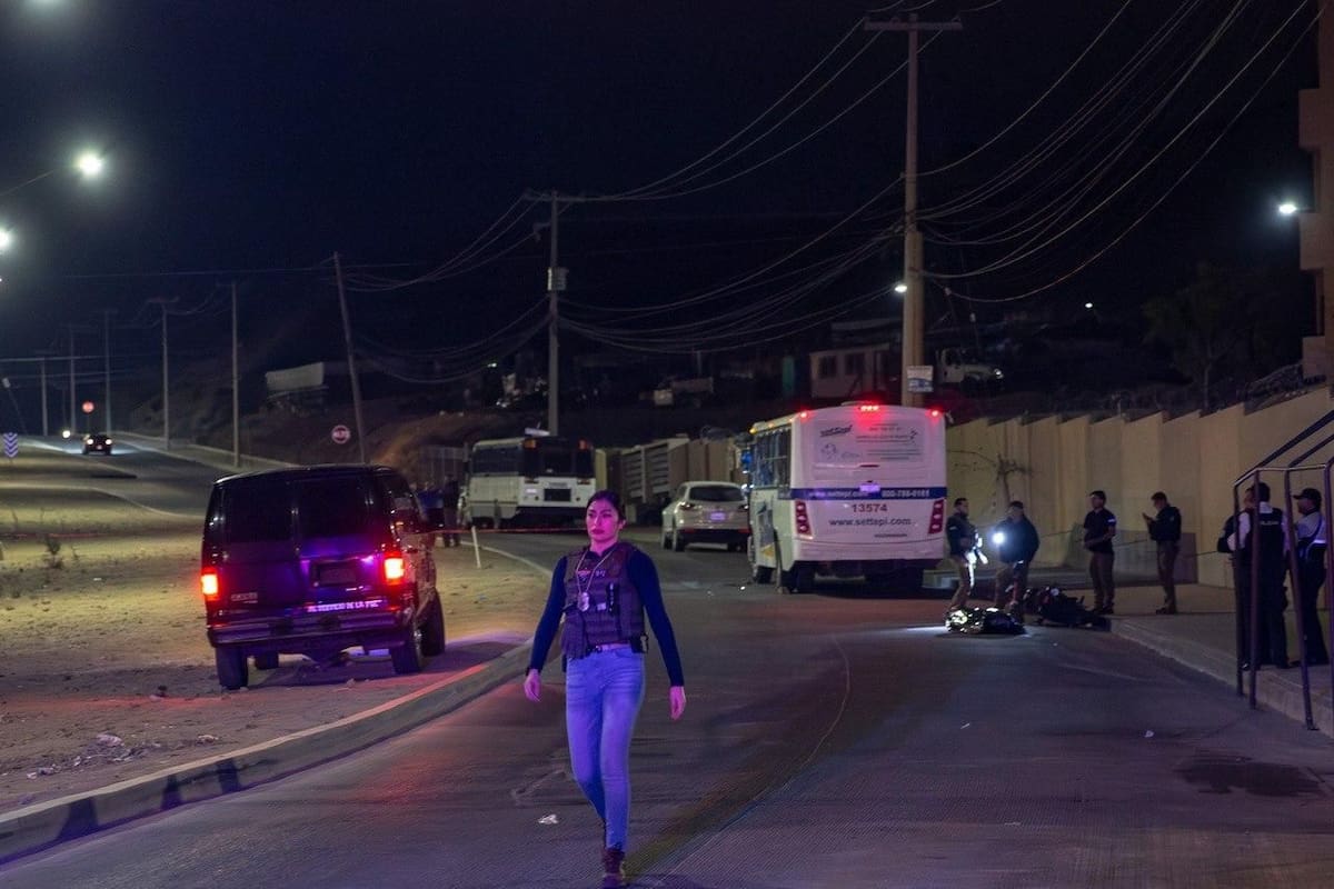 El accidente ocurrió sobre el bulevar García, a la altura del fraccionamiento Natura; el conductor del autobús fue agredido y quedó a disposición de la Fiscalía. Foto: Border Zoom