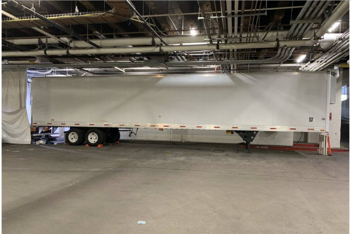 Usan cajas refrigeradas de trailers como morgues en Arizona