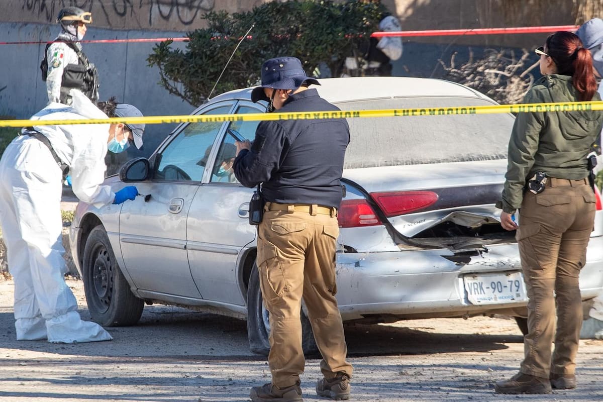 Localizan cadáver dentro de automóvil en el bulevar 2000