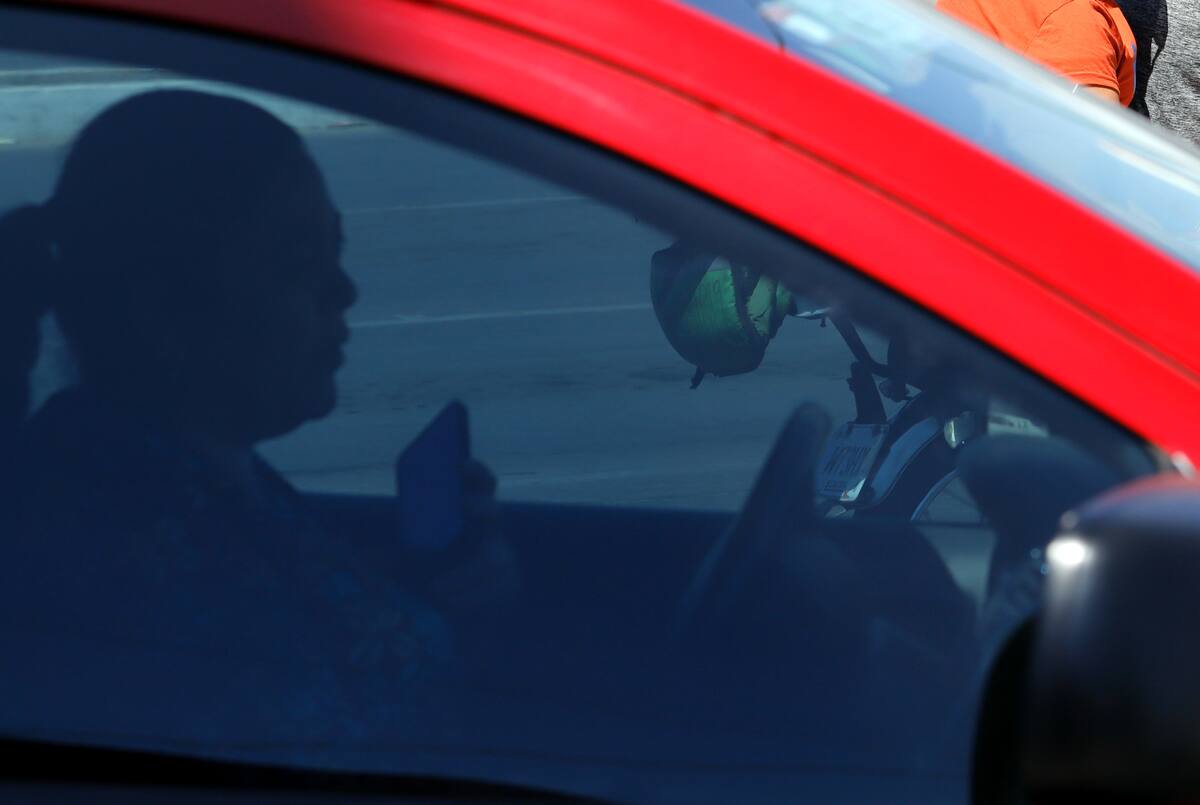 Las infracciones por el uso del celular mientras se conduce se han venido haciendo y será una de las medidas a intensificar. FOTO: JULIÁN ORTEGA