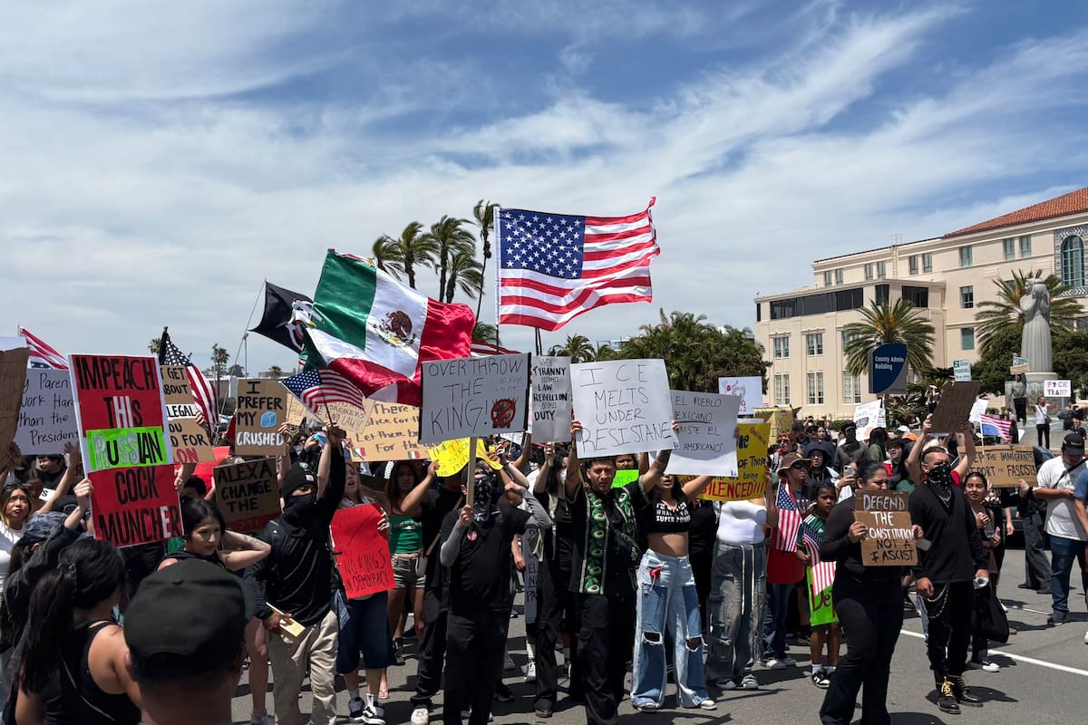 Miles de personas marchan y protestan por calles de San Diego