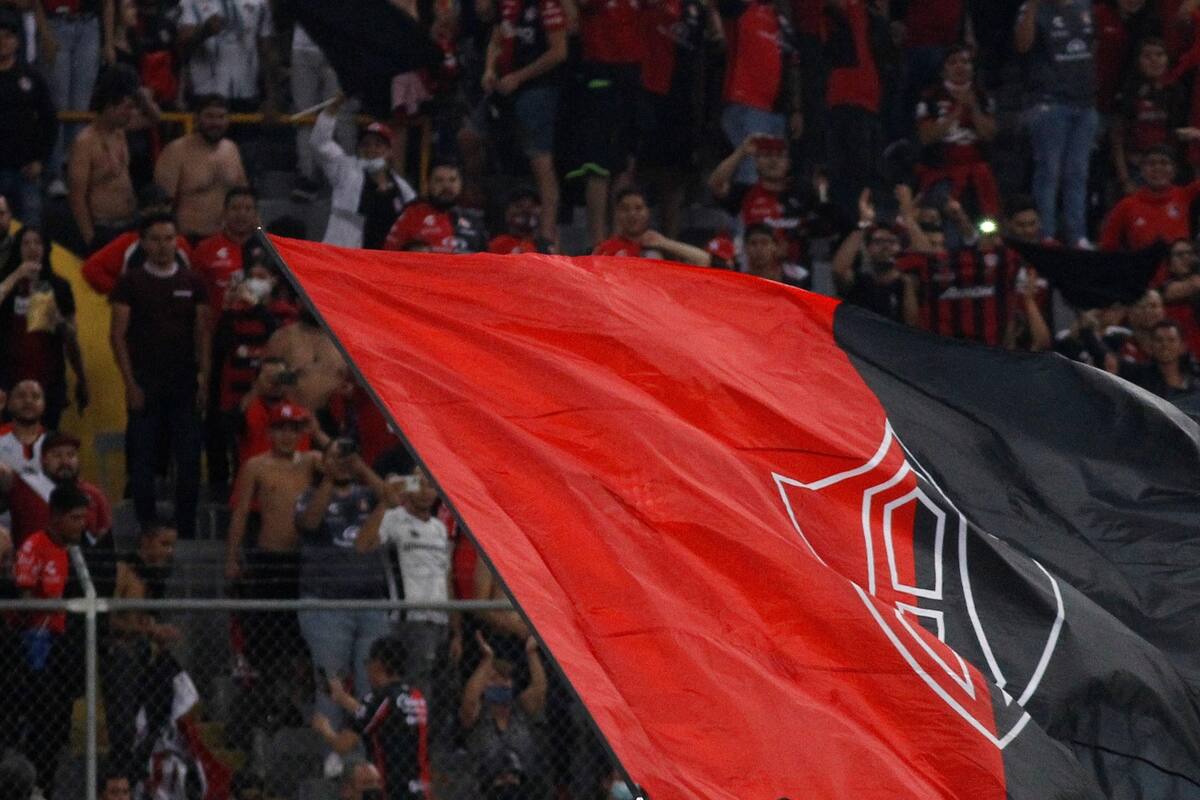 VIDEO: Aficionado del Atlas cae del tercer piso de palcos en pleno festejo