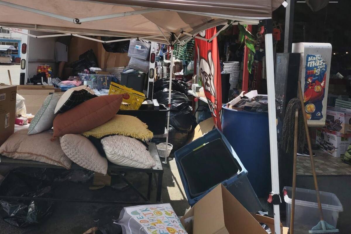 Tiendas de segunda mano invaden las banquetas en Ensenada