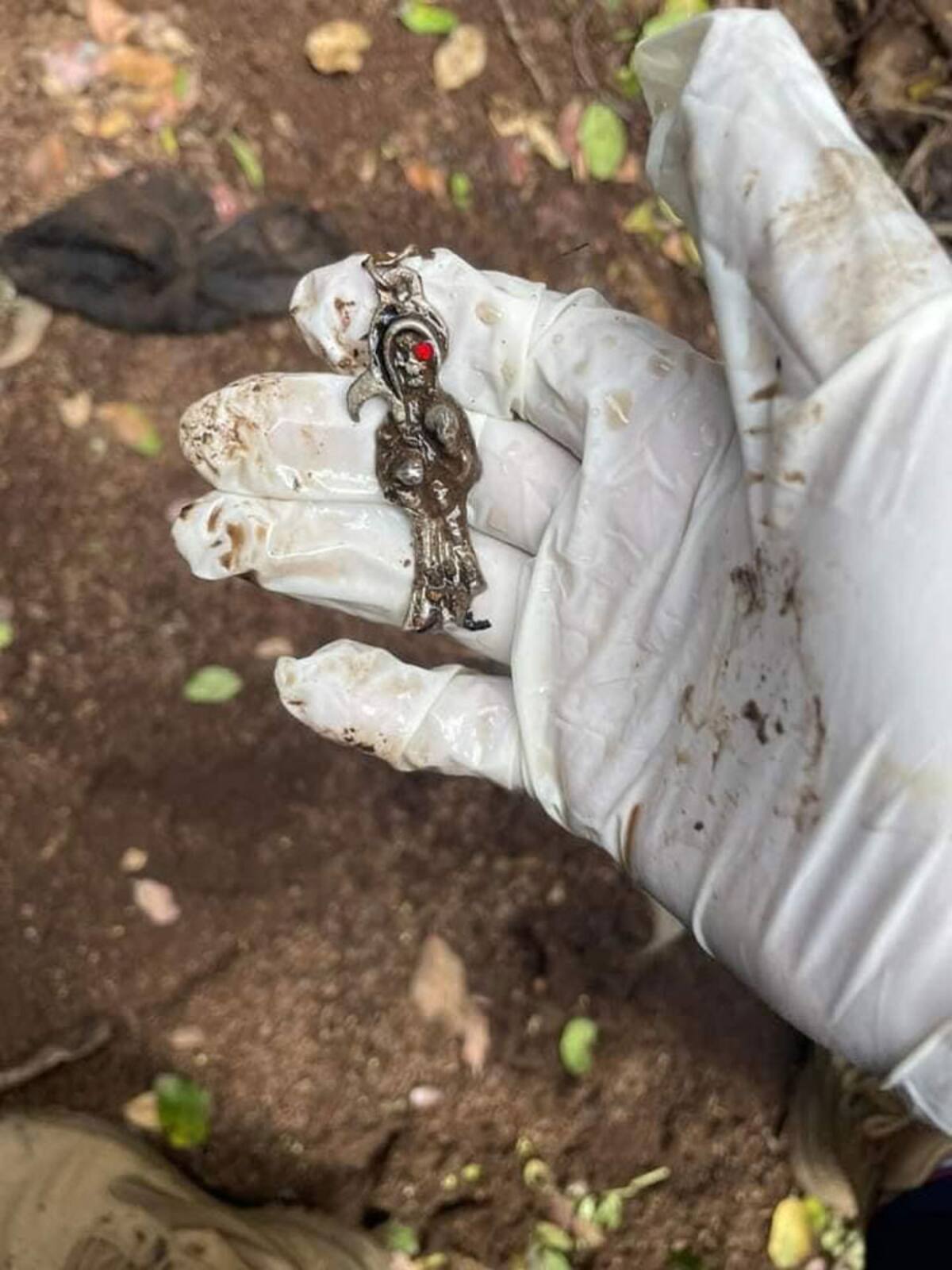 Solo mostraron algunas prendas que se encontraron en el lugar.