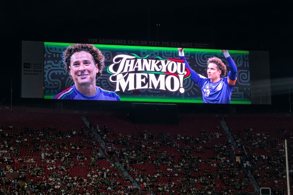 Guillermo Ochoa fue reconocido en Los Ángeles Memorial Coliseum con una emotiva ceremonia