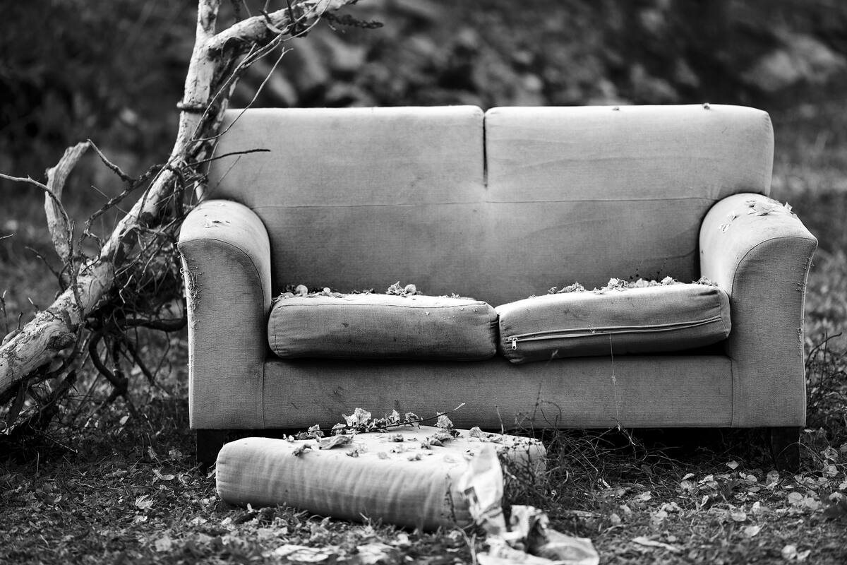 Discute con su esposa y prende fuego a sillón "por celos"