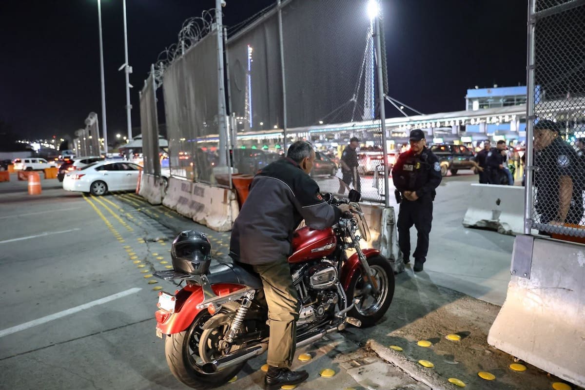 Motociclistas utilizan el nuevo acceso exclusivo en la garita de San Ysidro. Foto: Border Zoom