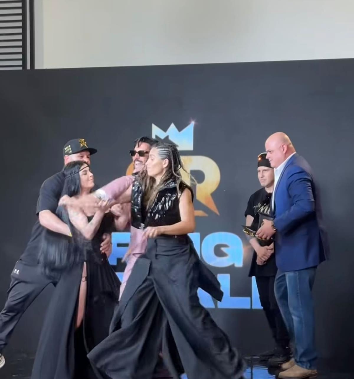 La ceremonia previa al combate de Ring Royale terminó en empujones entre ambas participantes, quienes fueron separadas por sus equipos antes de que el altercado escalara. Foto: Redes