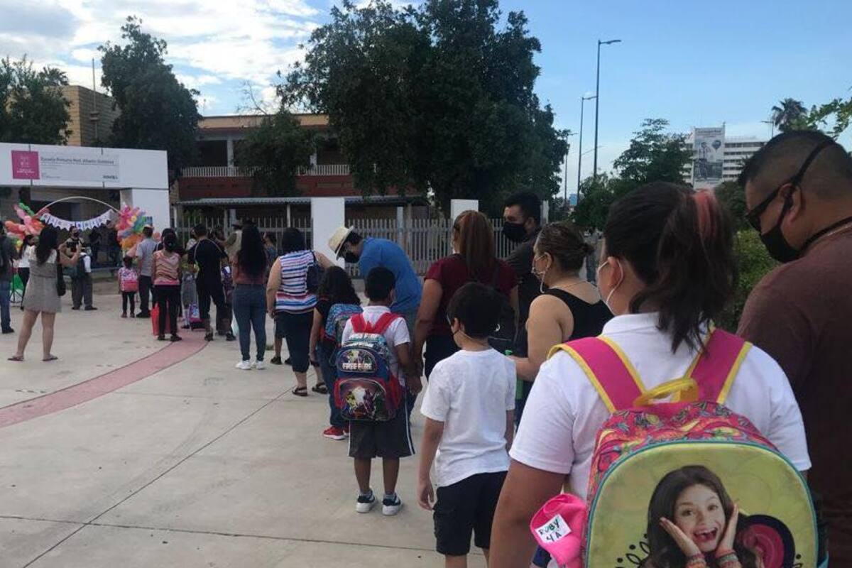 Tras un año cinco meses, jóvenes regresan a clases presenciales en Hermosillo