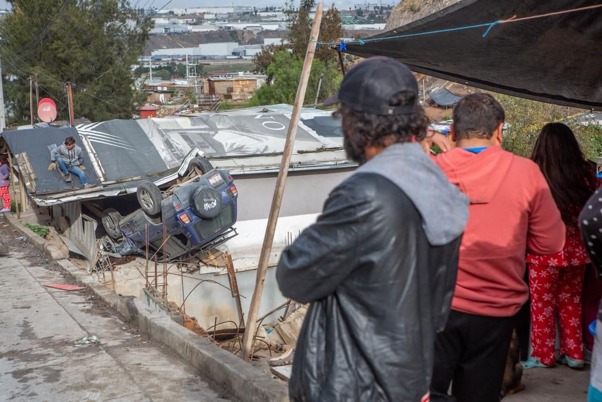 El vehículo terminó patas arriba dentro de un cuarto que estaba vacío. Foto: Border Zoom