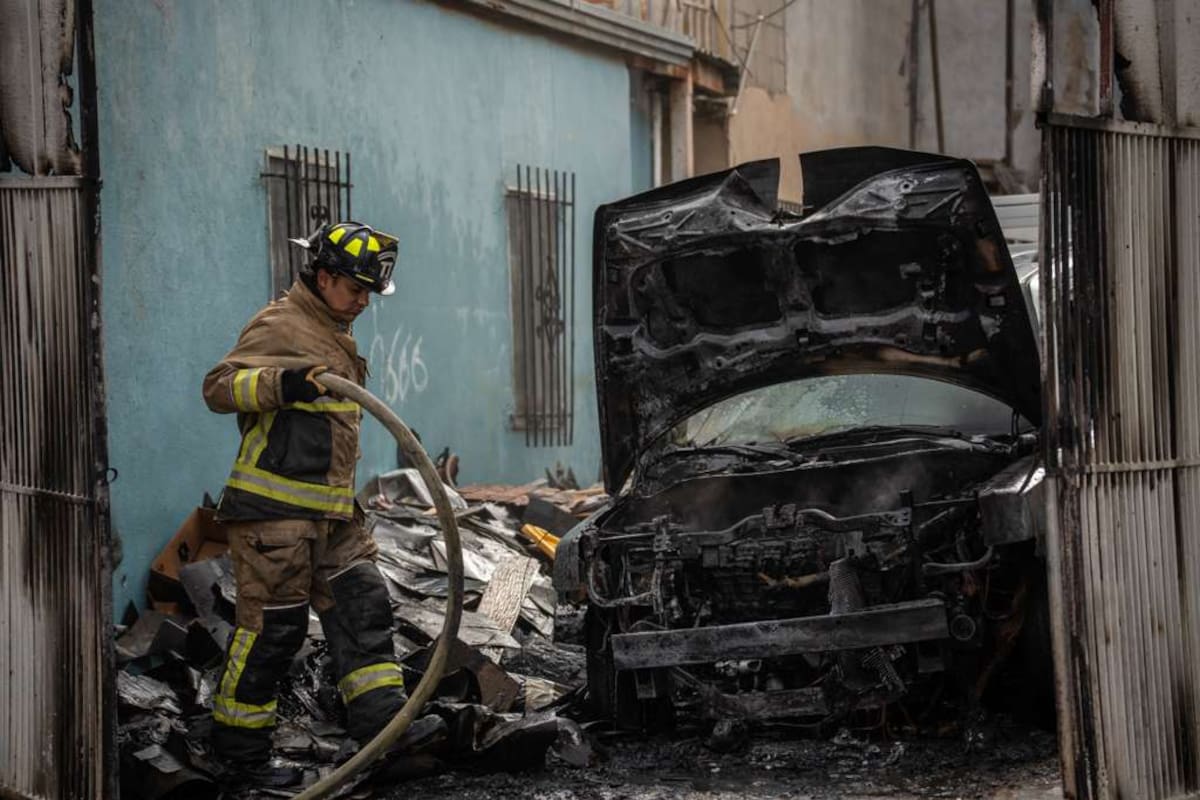 Incendio consume vehículo en la colonia San Ángel