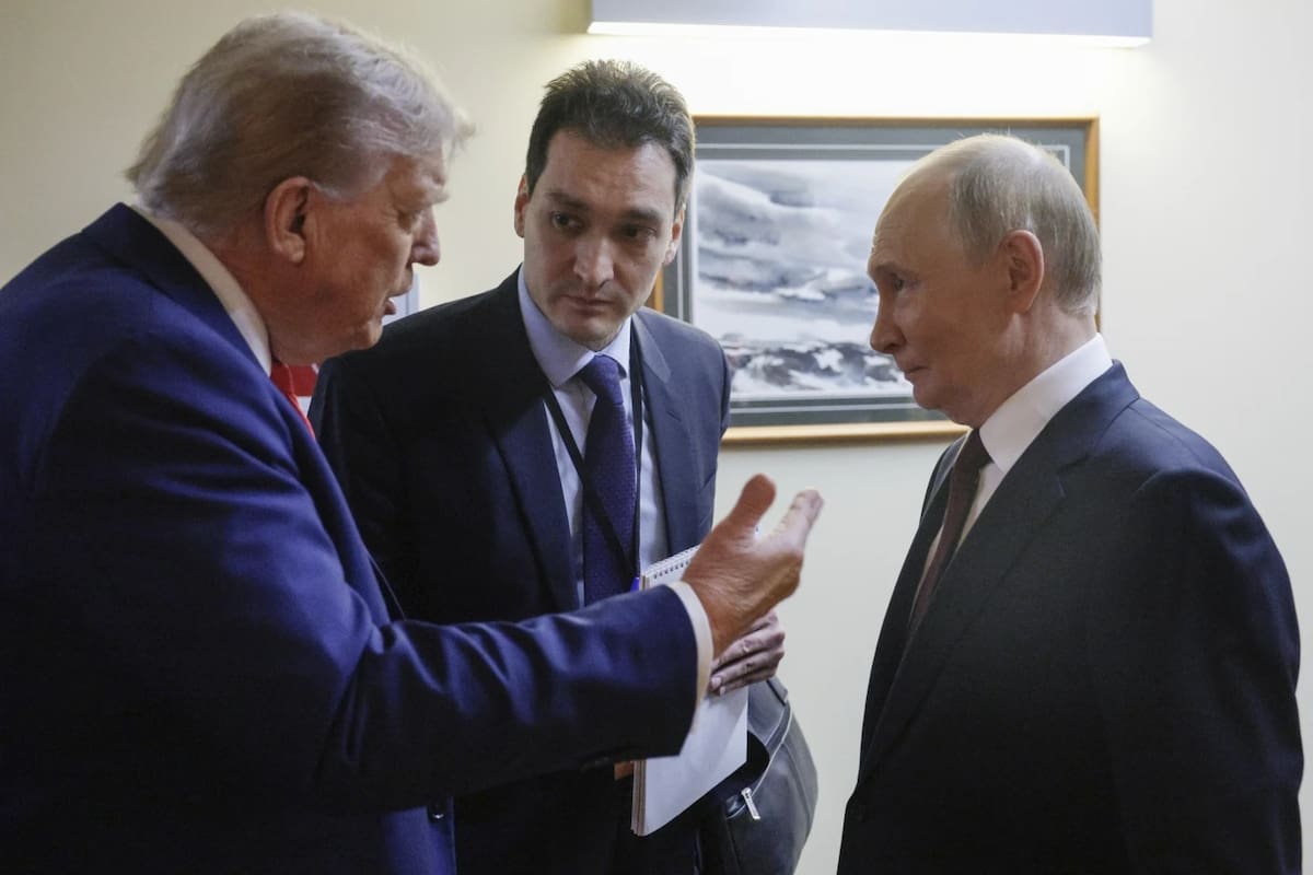 El presidente de Estados Unidos, Donald Trump (izquierda), habla con el presidente ruso, Vladimir Putin, tras su conferencia de prensa conjunta el viernes 15 de agosto de 2025 en la Base Conjunta Elmendorf-Richardson, Alaska. | Crédito: Gavriil Grigorov, Sputnik, Kremlin Pool Photo vía AP