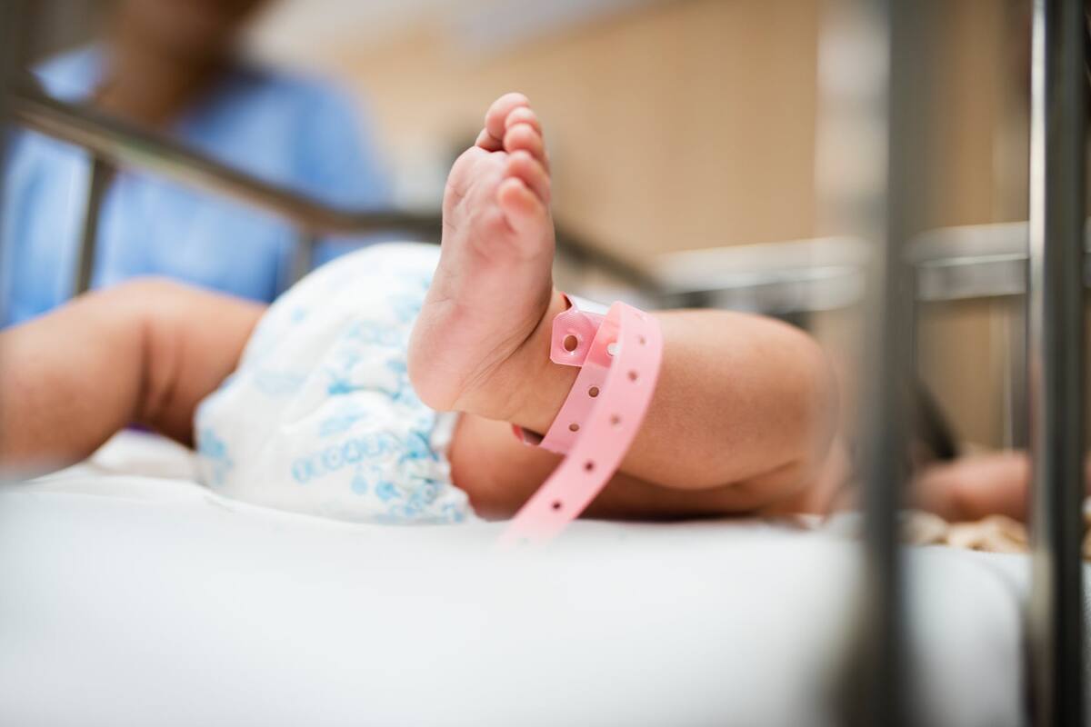 Destituyen a director de hospital por muerte de bebés